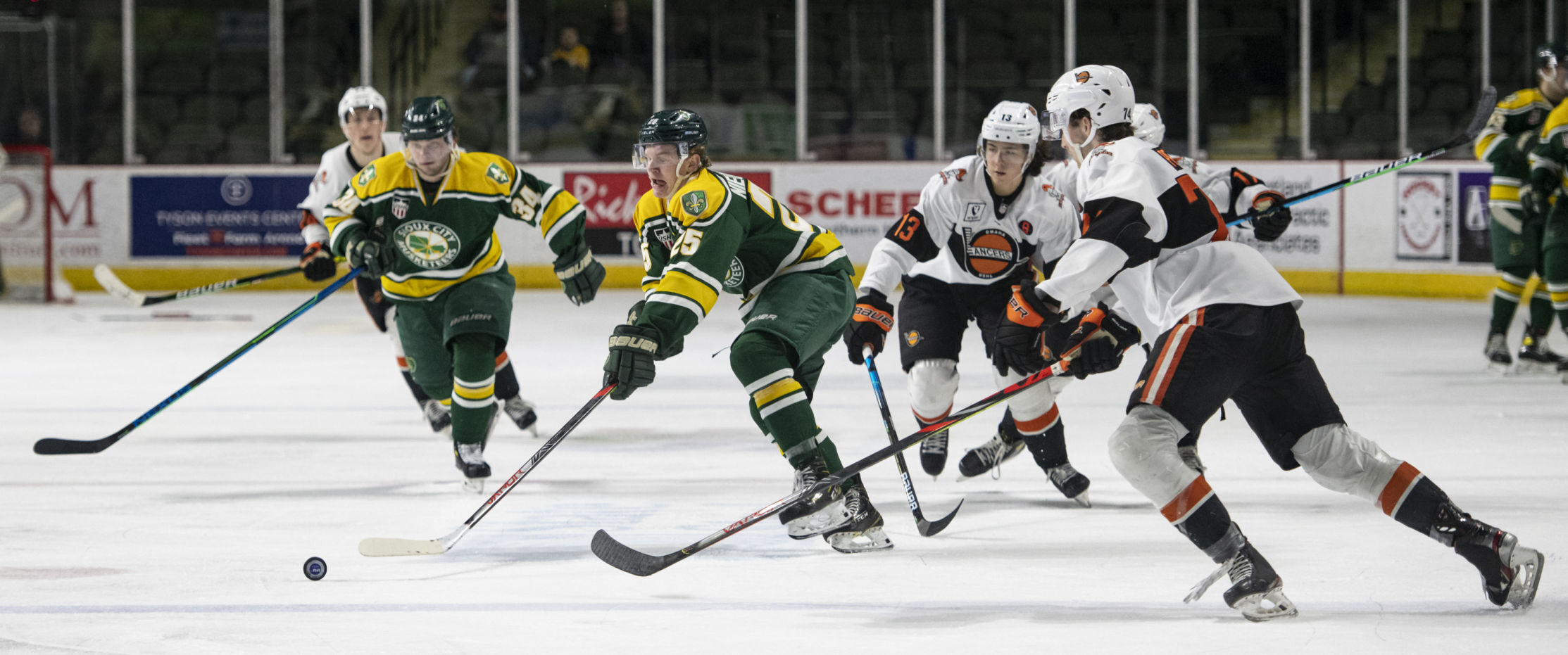 Musketeers vs Lancers hockey